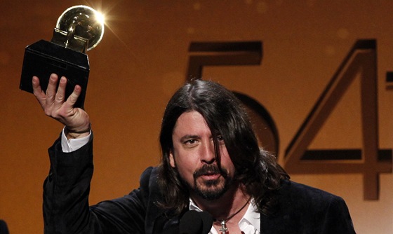 Grammy 2012  Dave Grohl z Foo Fighters s jednou z cen (Los Angeles, 12. února...