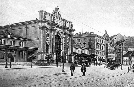 DENISOVO NÁDRAÍ. Budova nádraí na Tnov byla postavena v roce 1875, o 110...