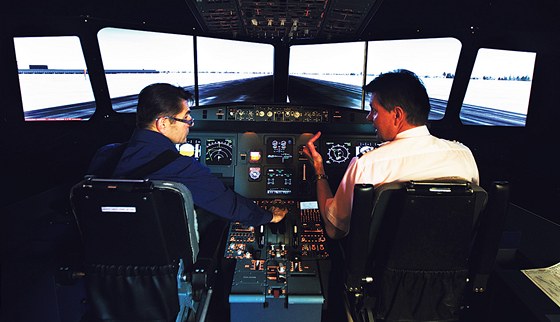 Autor lánku (vlevo) sedí v kapitánském kesílku leteckého trenaéru Airbusu