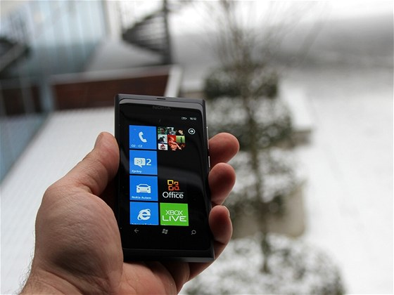 Nokia Lumia 800 je ve Finsku prodejním hitem.