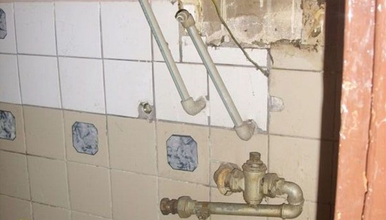 Koupelna bez ukradené karmy a s neodpojeným plynovým pívodem v Karviné.