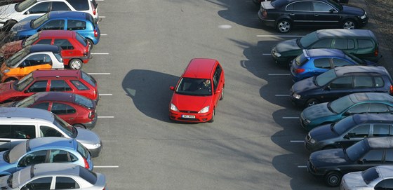 Nehoda se stala na parkoviti u obchodního domu. Ilustraní snímek