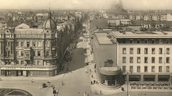 Vpravo hotel Grand v Pardubicích, konec první poloviny 20. století