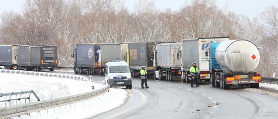 Naposledy policie odstavovala kamiony na obchvatu eské Skalice kvli neprjezdnému pechodu v Náchod letos v únoru.
