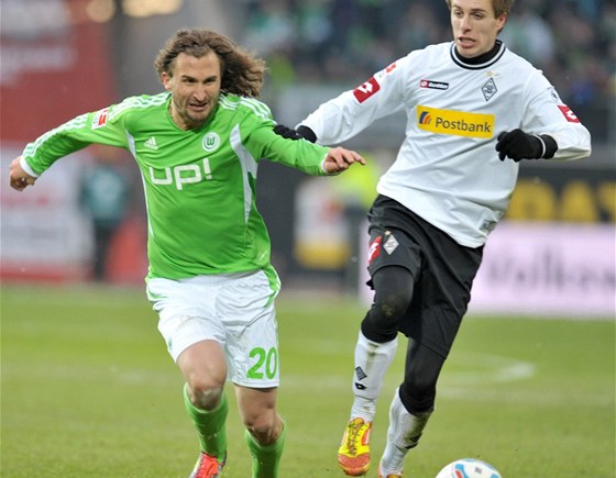 Nov akvizice Wolfsburgu Petr Jirek (vlevo) bojuje o m s Patrickem