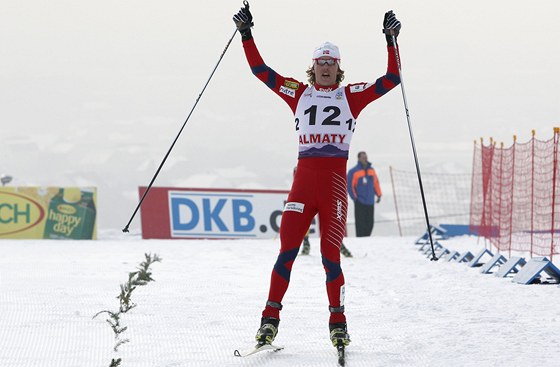 Mikko Kokslien se raduje z vítzství v závod SP v severské kombinaci v