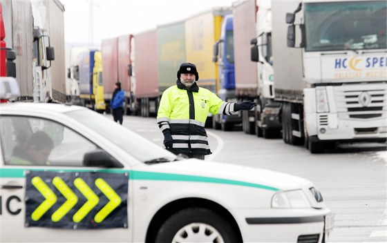 Snhové jazyky a uvázlé kamiony uzavely dopravu na silnici I/35 mezi Litomylí...