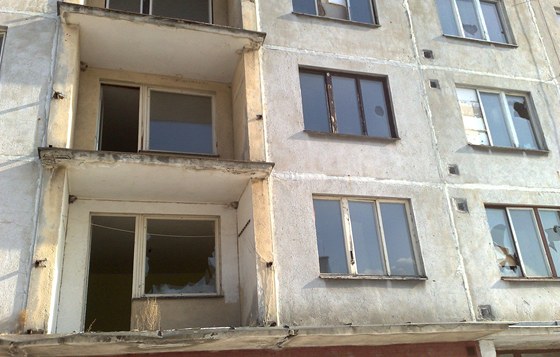 Jeden z vybydlených panelových dom v Beov na Mostecku, které nechá obec