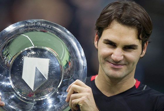 VÍTZ PÓZUJE. výcarský tenista Roger Federer ukazuje trofej, kterou získal na