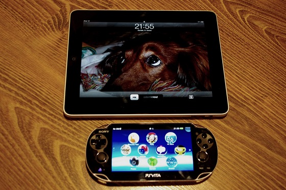 PS Vita a první generace tabletu iPad od Apple