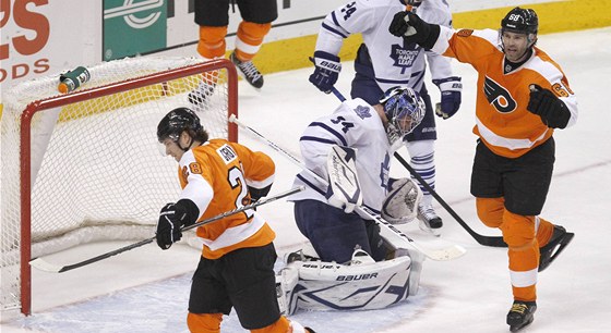 STÁLE ÚSP̊NÝ. I v pokroilém hokejovém vku patí Jaromír Jágr (na snímku vpravo) ke klíovým hrám Philadelphie.