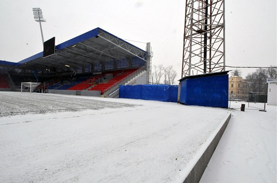 Trávník na plzeském stadionu ve truncových sadech je pod snhem, ale do zápasu se Schalke bude ve pipraveno.