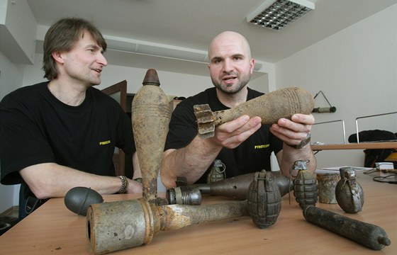 Policejní pyrotechnici Marek Schlauch (vlevo) a Pavel Zikmund se pipravují na