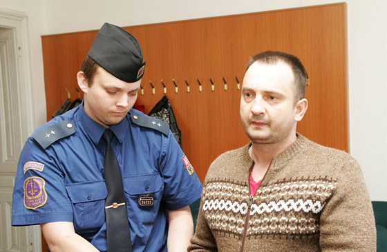 U podruhé si u karlovarského okresního soudu vyslechl Petr Kvasnika, e je vinen z pepadávání bank.