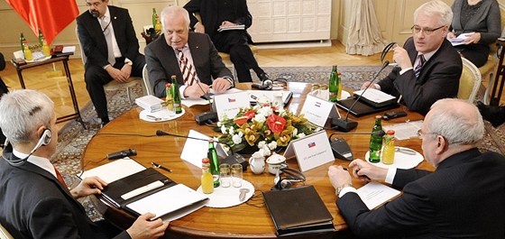 Prezidenti Srbska, eské republiky, Chorvatska a Slovenska (u stolu zleva)