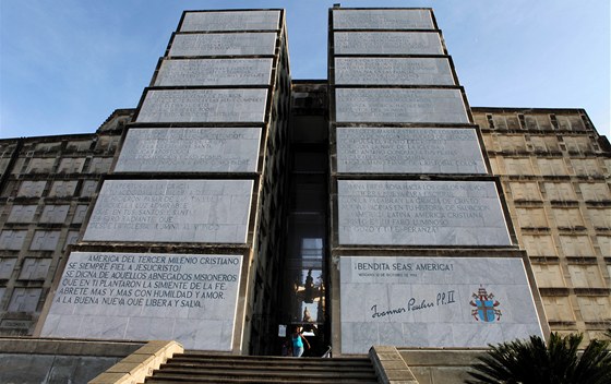 Monstrózní maják v Santo Domingu pipomíná nco mezi starou pyramidou a