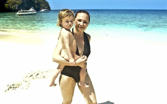 Tereza Kopáová s dcerou Luisou v Thajsku (2012)