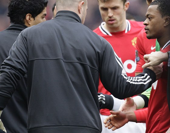 ODMÍTNUT. Patrice Evra z Manchesteru United nabízí liverpoolskému Luisi