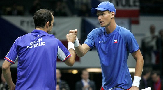 VÍTZOVÉ. etí tenisté Radek tpánek a Tomá Berdych vybojovali ve tyhe