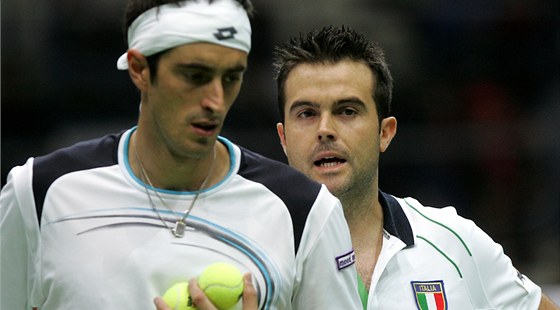 Italský tenista Daniele Bracciali radí svému kolegovi ze tyhry Potitovi Staracemu v daviscupovém utkání proti echm.
