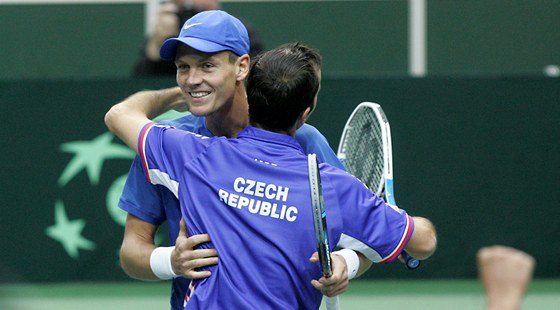 POSTUPUJEME DO TVTFINÁLE! etí tenisté Tomá Berdych a Radek tpánek (zády)