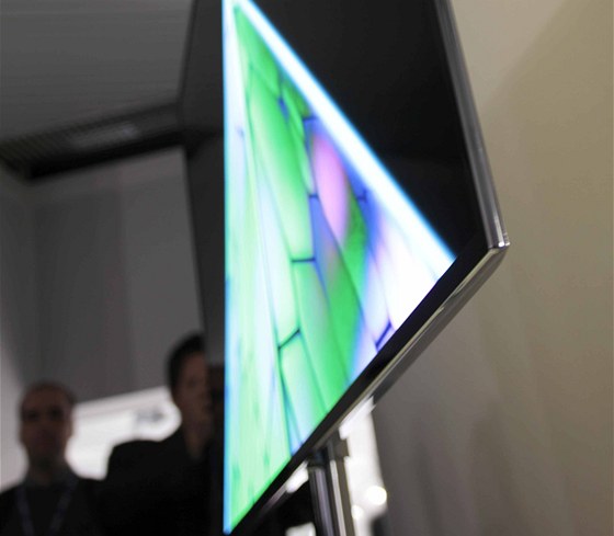 Super OLED televizor Samsung má tenký profil a obraz jako ivý.