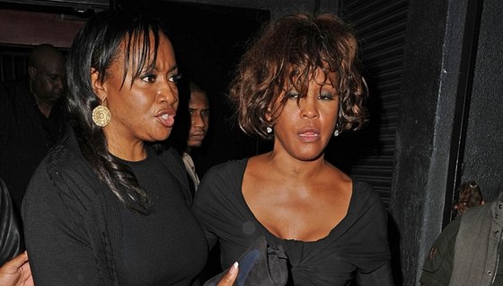 Whitney Houston pi odchodu z noního klubu Tru Hollywood museli pomáhat (9.
