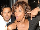 Whitney Houston pi odchodu z nonho klubu Tru Hollywood (9. nora 2012).