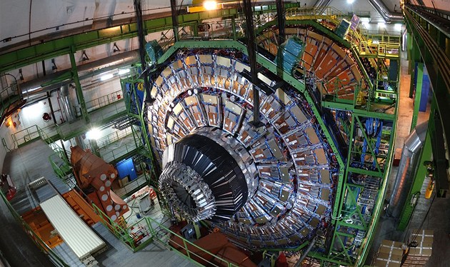 Záběr sestavování detektoru CMS na urychlovači LHC. Je to jeden ze dvou Záběr sestavování detektoru CMS na urychlovači LHC. Je to jeden ze dvou