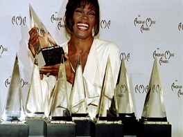 Bhem sv kariry Whitney Houston zskala est cen Grammy a vce ne 400...