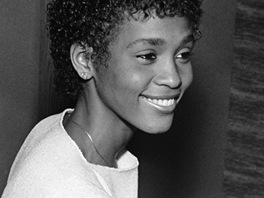 Americká zpvaka Whitney Houston se narodila 9. srpna 1963 v Newarku ve stát