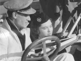 Milo Forman (za volantem, celý v bílem) pi natáení filmu Ddeek automobil
