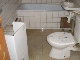 Koupelna s ukradenou karmou v Karvin.