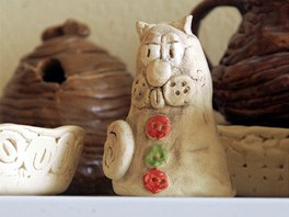 Mentln postien umj vyrobit krsnou keramiku.