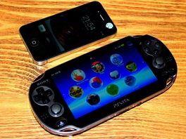 PS Vita a telefon iPhone 4 od Apple. Co se velikosti týe, je Vita nkde na...