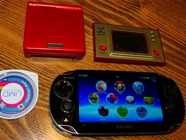 Vlevo nahoe GameBoy Advance SP od Nintenda (2003), vedle Game & Watch digihra...