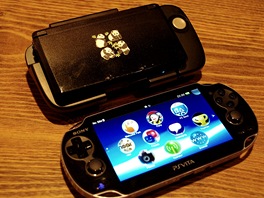 Dole PS Vita, nahoe 3DS v zaveném stavu, uloené v rozíení s druhým...