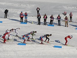 STÍHÁNÍ LÍDRA. Bci na lyích v Novém Mst na Morav bhem závodu klasickou