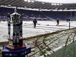 TROFEJ DOHLÍÍ NA ÚKLID. Pohár pro vítze turnaje Six Nations stojí na