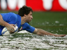 KLOUZÁNÍ ZA BODY. Italský ragbista Tommaso Benvenuti skóruje v utkání proti