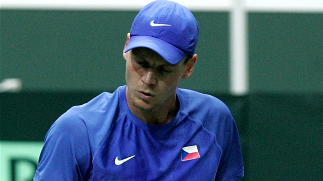 RADOST PO VTZNM DERU. Tom Berdych se hecuje v duelu se Simone Bolellim.