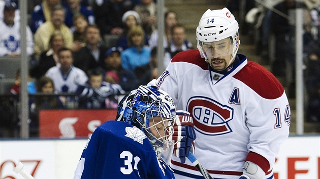 Branká James Reimer z Toronta zasahuje ped útoníkem Montrealu Tomáem