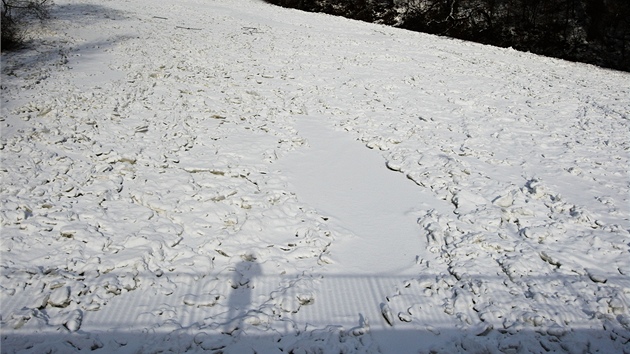 Ledové kry v Ohi se hromadí od hráze v Kadani.