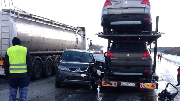 Hromadn havrie osobnch aut a dvou kamion pro pevoz vozidel zablokovala dlnici D5 u sjezdu na Hemanovu Hu