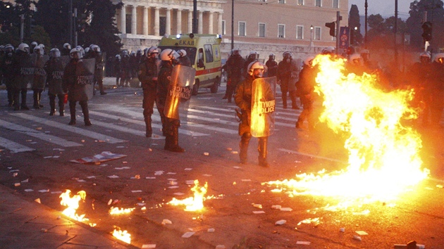 Protesty v Athnch pi projednvn spornch opaten.