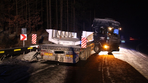 Tragická nehoda kamionu a passatu u Buchlovic.