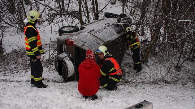 Hasii u nehody osobnho auta na silnici mezi Beznic a Zlnem. (15. nora 2012)