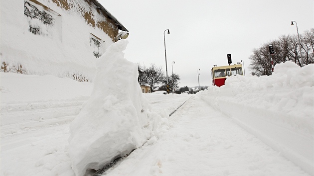 elezniái bojují se snhem na trati u Nového Msta na Morav. (17.2.2012)