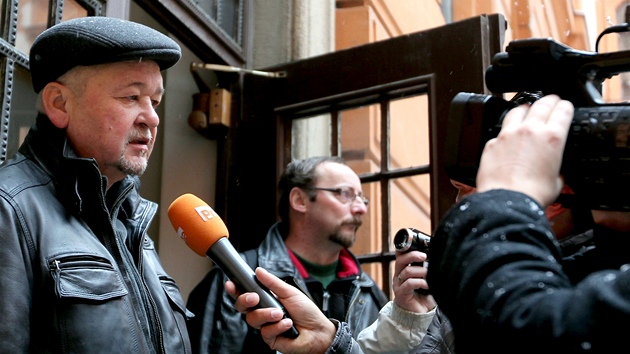 Ze soudního jednání byl 15. února 2012 Gustav Urbánek, otec Simony Monyové,