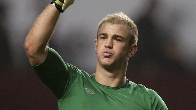 NEPRŮSTŘELNÝ. Joe Hart, brankář Manchesteru City, nedostal v zápase s Aston NEPRŮSTŘELNÝ. Joe Hart, brankář Manchesteru City, nedostal v zápase s Aston